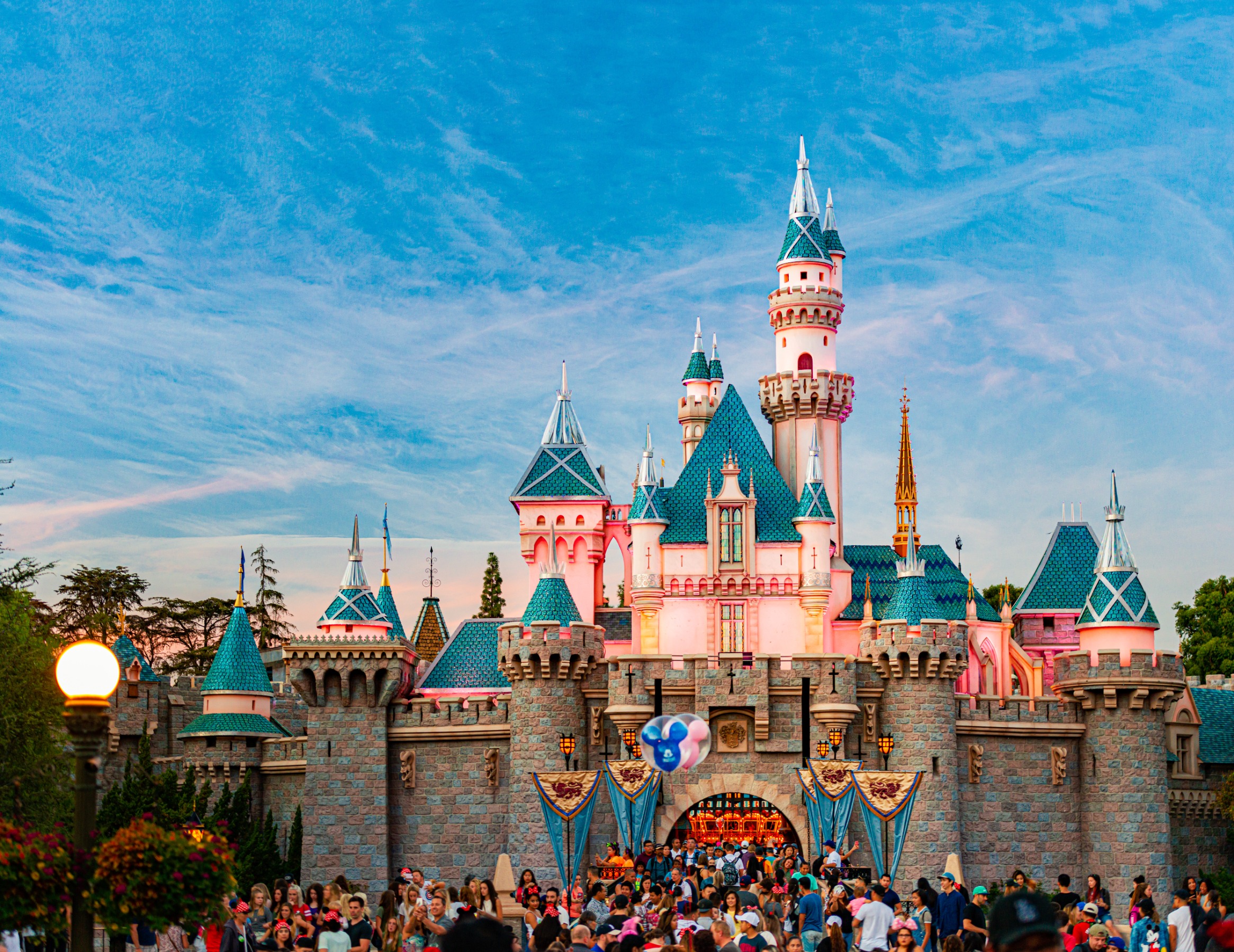 You are currently viewing Disneyland on a Budget: Insiders Ultimate Guide